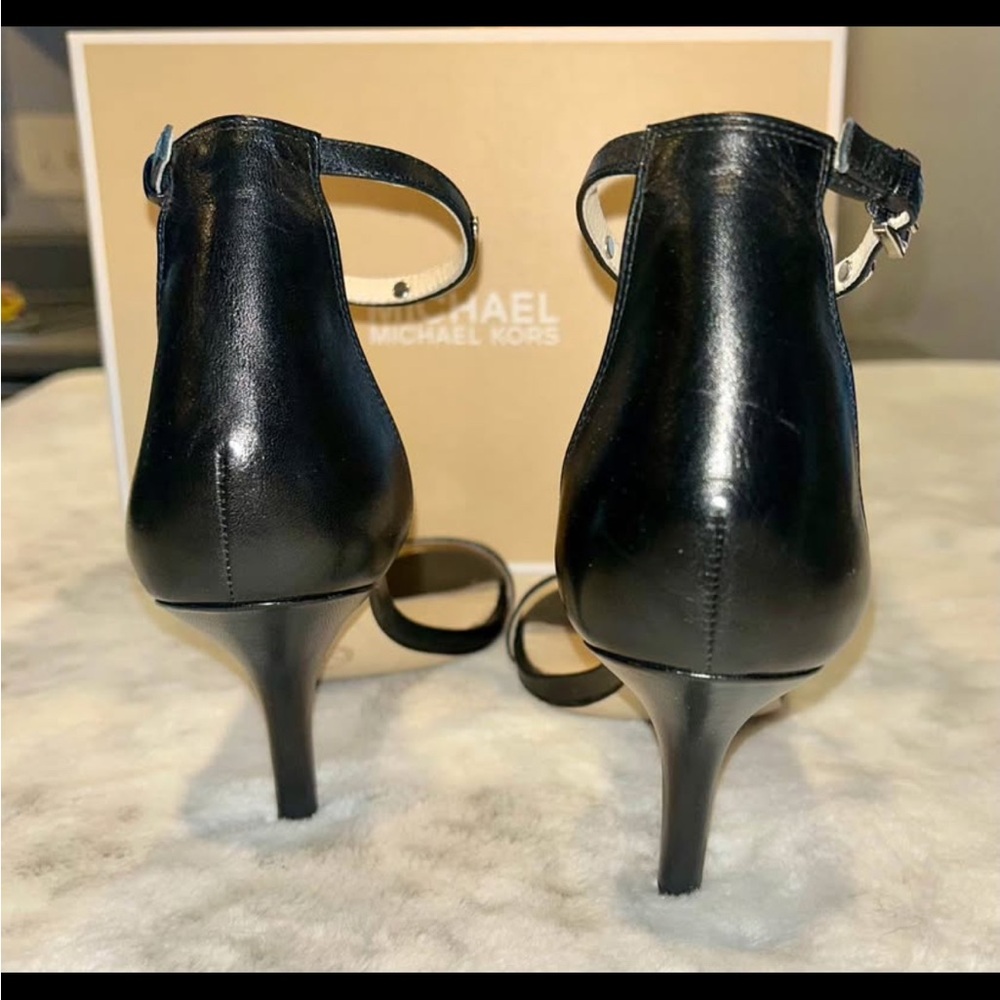 Micheal Kors “Kristin Mid” Black leather and Gold strap heal - Picture 2 of 5